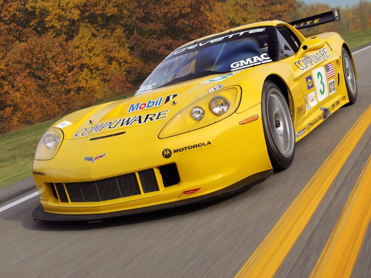 Ahogy az utcai változat, úgy a C6-R is egy 7,0 literes V8-as blokkot rejt a motorháztető alatt