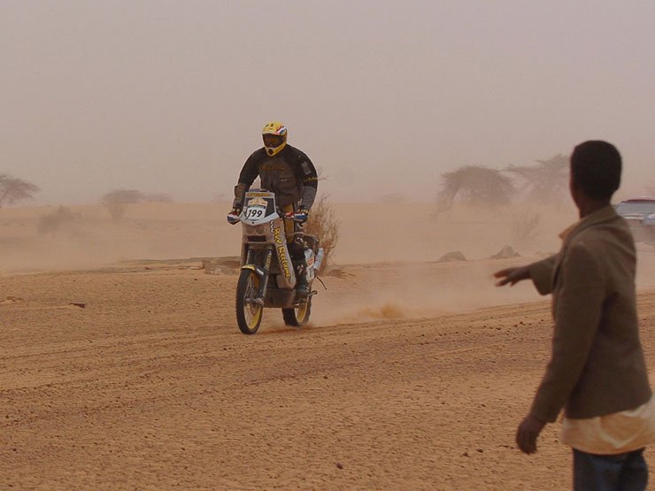 A motorosok szinte végig állva teljesítik a több száz kilométeres távot