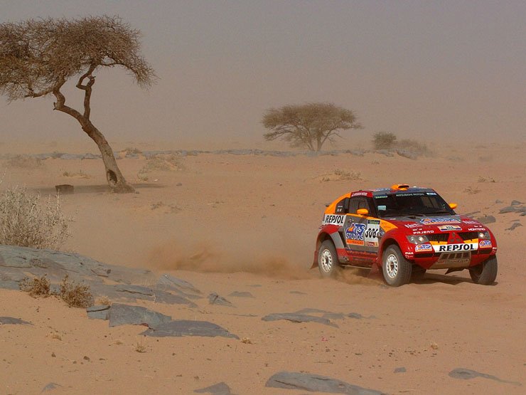 Idén is a Mitsubishik az esélyesek a végső győzelemre, jelenleg az övék az első és a második hely is