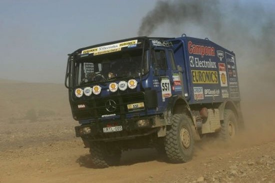 A kamionok az éjszakában teljesítik a szakaszok második felét, ami igencsak nehézzé teszi a navigálást