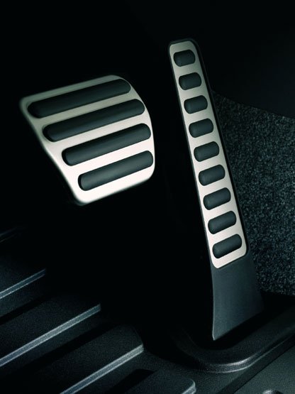 Rozsdamentes acél pedálok járnak a csúcsmodellhez, amely 400 SAE szabvány szerinti lóerőt ad le