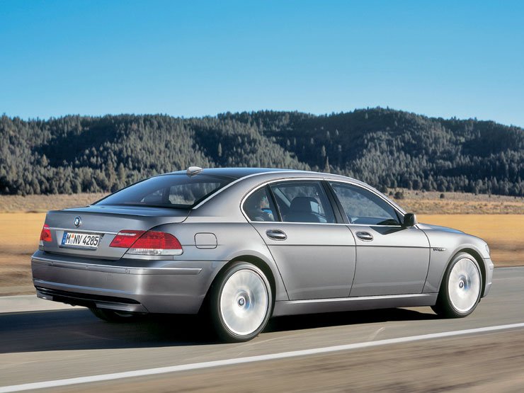 2001 őszén Frankfurtban debütált a 7-es BMW. Az átdolgozás segíthet a szeptemberben bemutatandó új Mercedes S-osztály elleni csatában