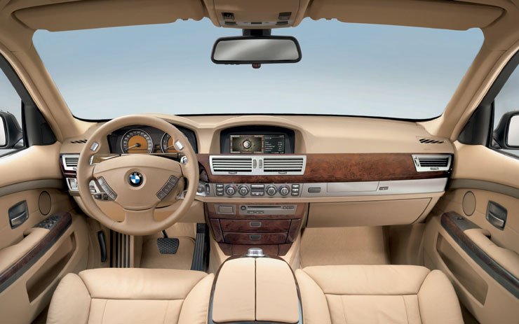 Új a háromküllős kormány, az iDrive menüjét egyszerűsítette a BMW