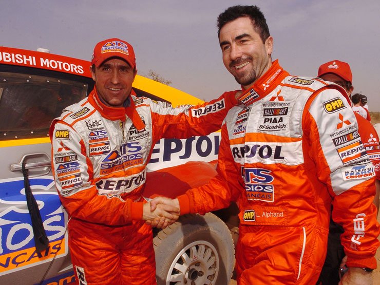 Stephane Peterhansel (balról) és Luc Alphand már magukénak érezhetik az első két helyet. A Mitsubishi hegemóniája így tovább folytatódott