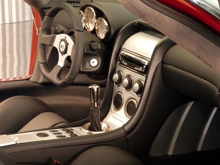 Állítható kormányt és pedált kap a 2005-ös modell, ami lehetővé teszi, hogy a magasabb vevők is kényelmesen ülhessenek