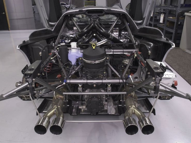 Teljes egészében rozsdamentes acélból készült az új kipufogórendszer, de a kevlár, az alumínium és titán sem meglepő a Saleennél