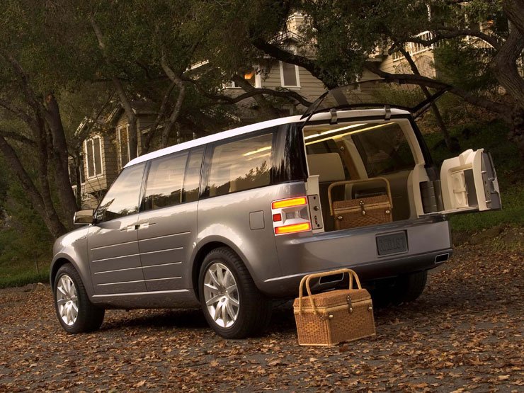 Az oldalsó ajtók egymással szemben, a hátsó mindkét irányba nyítható. A kerékjáratokban tízküllős könnyűfém felnik és 255/55R19-es gumiabroncsok feszítenek