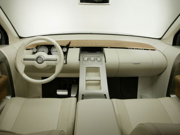 Pasztell színek, egyszerű formák és természetes anyagok jellemzik a Fairlane utasterét. A vezetőt négy egyszerű kerek műszer tájékoztatja