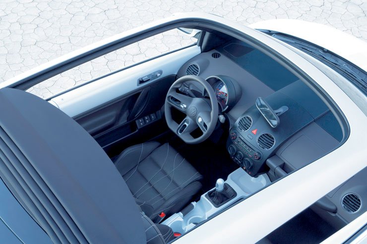 A kormányról gombnyomásra nyitható a vászontető