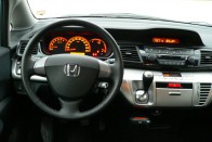 Teszt: Honda FR-V 1.7 – Hárman párban 35