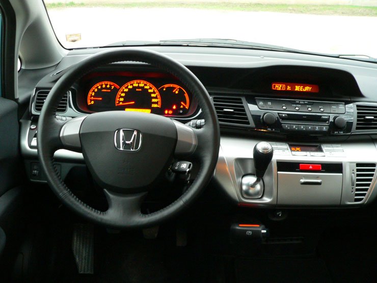 Teszt: Honda FR-V 1.7 – Hárman párban 8