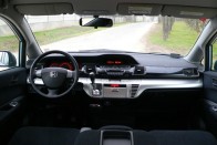 Teszt: Honda FR-V 1.7 – Hárman párban 38