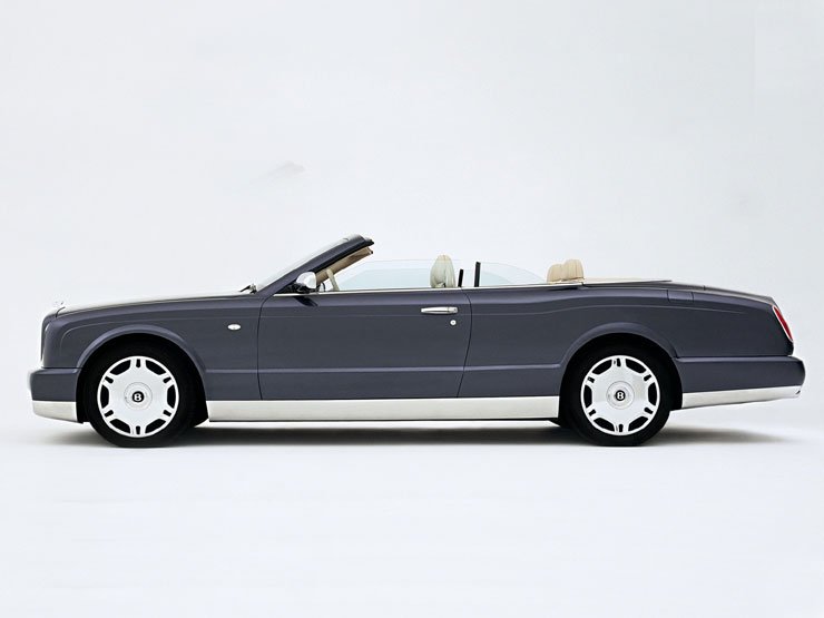 Az Arnage Drophead Coupé az Arnage R limuzinra épül, de csak orr-része egyezik meg vele, szélvédője jóval erősebben dől