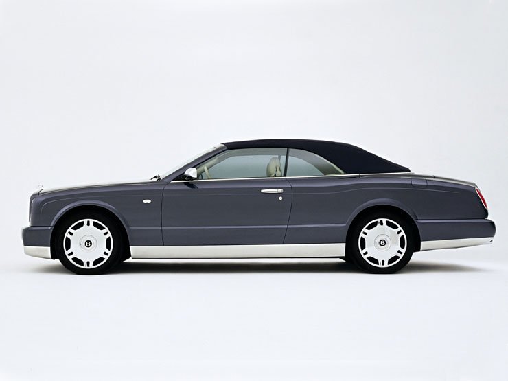 Különleges figyelem jutott a vászontető formatervének, hogy ne csapja agyon a nyitott autó eleganciáját