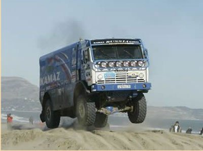 Vladimir Tchagin már 25 perccel vezet az őt üldöző másik Kamazos csapat előtt