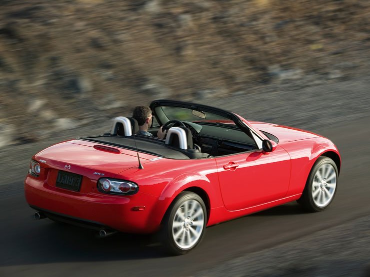 Külsőleg kevésbé, méretben viszont jelentősen változott az új MX-5