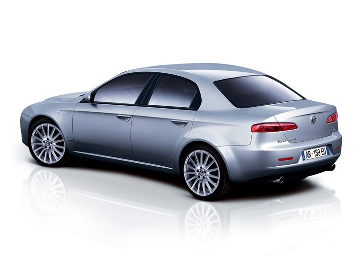 Formailag nagyon hasonlít a 159 a jelenlegi 156-ra, de a Brera-hoz hasonló orr-részt kap az új modell