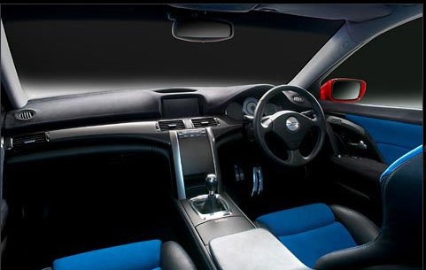 Az utastérben sportülések, légzsákos sportkormány és alumínium pedálok kaptak helyet. Utóbbiak közül a gázpedál M betűt mintáz