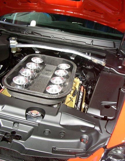 590 lóerőt illetve 520 newtonmétert préseltek ki a 4000-es V8-as motorból