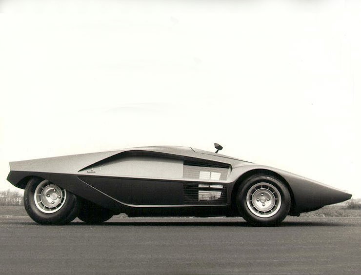 A Bertone készítette a Stratos első prototípusát, amelynek ajtaja a szélvédő volt, motorja pedig a Fulvia HF 1600-ból származott