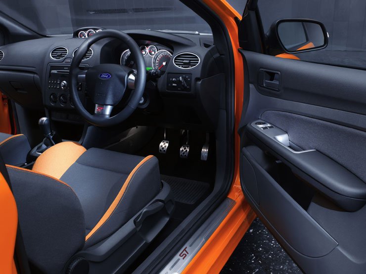 Recaros sportülések, jobb fogású kormány és alumínium kiegészítők kerültek az utastérbe. A tetőkárpit fekete, a küszöböt ST logo díszíti