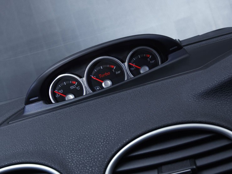 A műszerfal felső részén három új műszert találunk, amelyek a turbónyomás mellett a motorolaj állapotáról is informálják a vezetőt