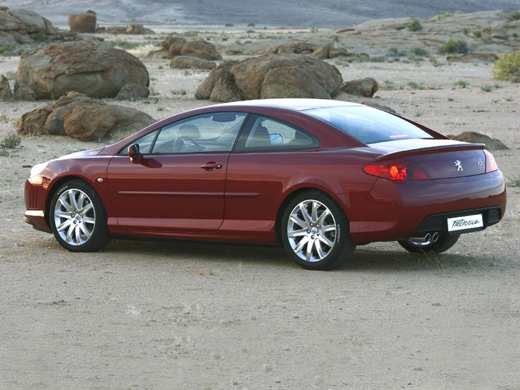 Lendületes tetőív és nyújtottabb forma teszi látványossá a 407 Coupé-t, a felnik 19 colosak