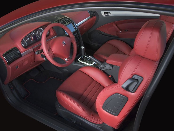 Az utastér az autó jellegének megfelelően luxuskivetlű. A bőrborítás a karosszéria színéval megegyező