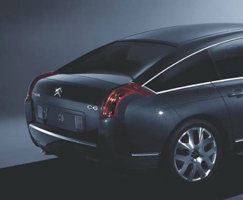 Hátul is elektromosan mozgathatók az ülések