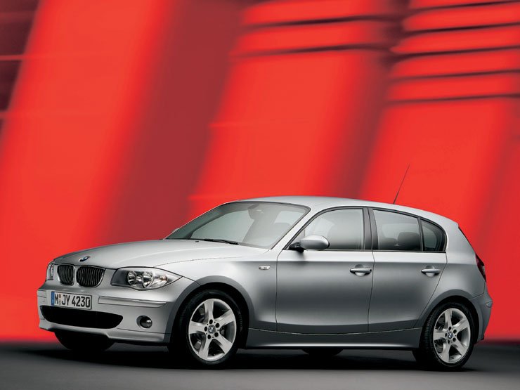 6,2 másodperc alatt gyorsul 0-ról 100-ra az új csúcs 1-es, a 130i végsebessége 250 km/h