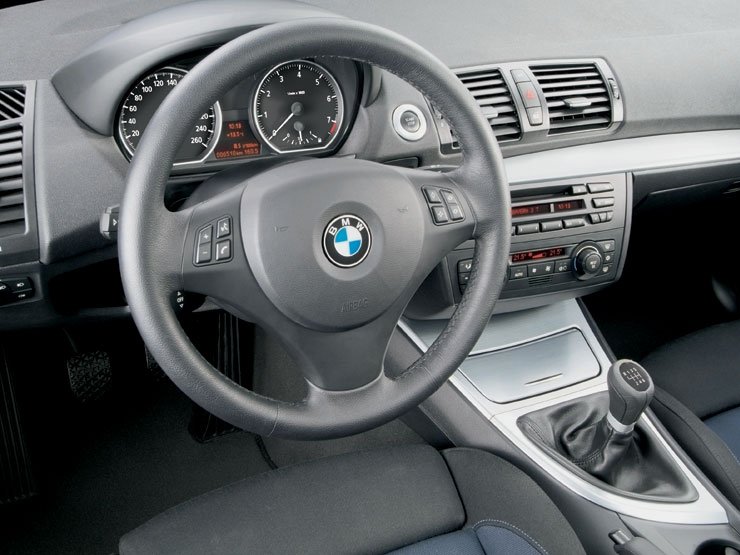 Felárért aktív kormány is rendelhető a 130i-hez, ami eddig a nagyobb sorozatok kiváltsága volt