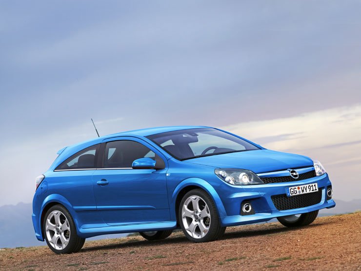 Szériában 18-as, de felárért 19-es abroncsokkal szerelik az OPC Astrákat