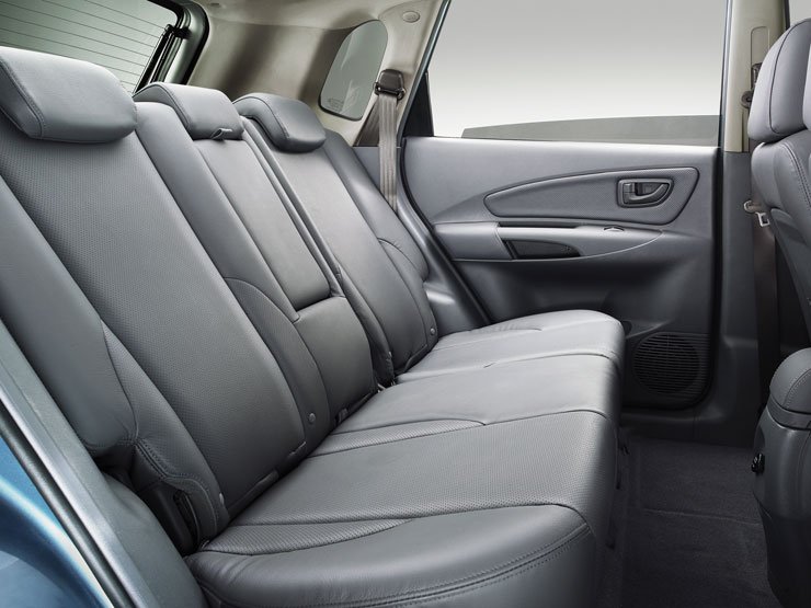 A hosszú tengelytávnak köszönhetően felnőtteknek is elegendő lábhelyet kínál a Tucson