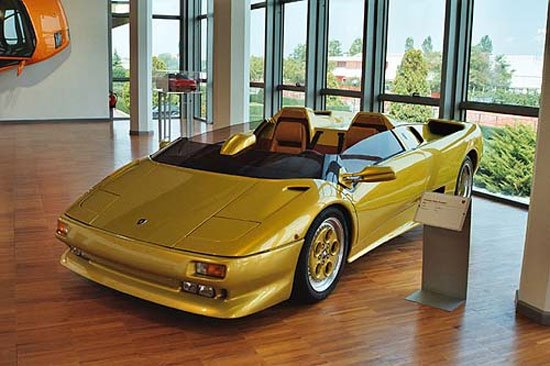 Az igazi Diablo Concept a gyár múzeumában áll.  A tanulmányautó sikerének köszönhető, hogy késöbb elkészült a sorozatgyártású változat