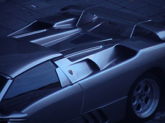 A Diablo Roadster a motorháztetőn tudta magával vinni a targatetőt