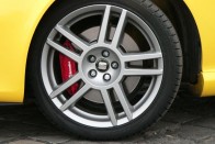 A tapadásról 225/45 R18-as gumik, a megállásról Brembo fékek gondoskodnak