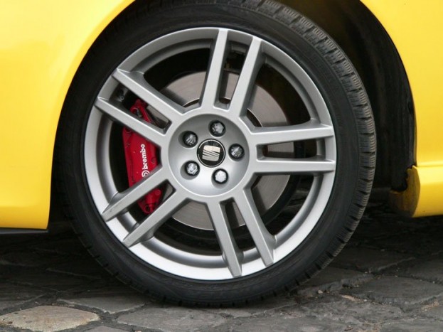 A tapadásról 225/45 R18-as gumik, a megállásról Brembo fékek gondoskodnak