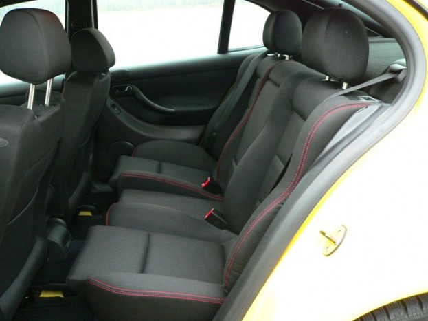 Hátul is kagylósították az üléseket, ez a középen ülőnek kényelmetlenséget jelent