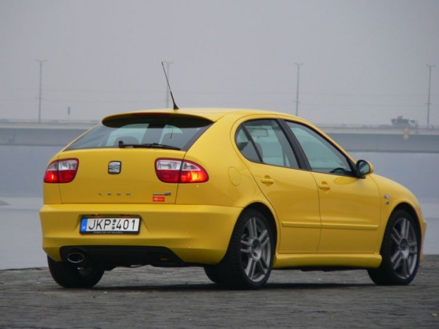 Jól kanyarodik a Cupra R, könnyedén megindítható az autó hátulja is