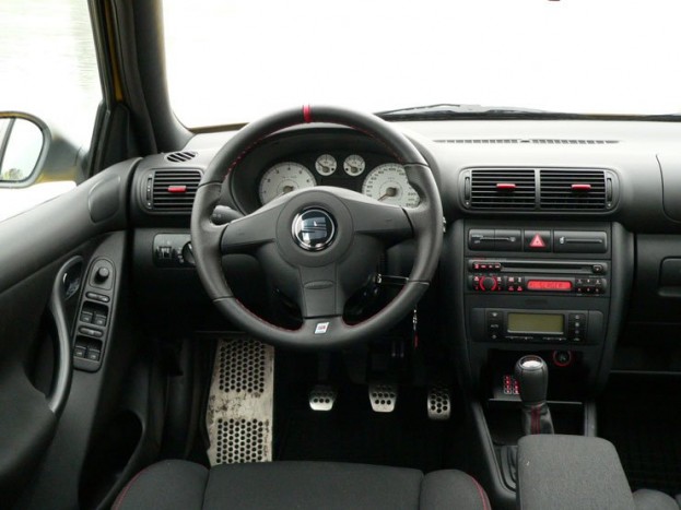 Piros a varrás és a műszerfal-világítás - előbbi sportos, utóbbi kissé agresszív