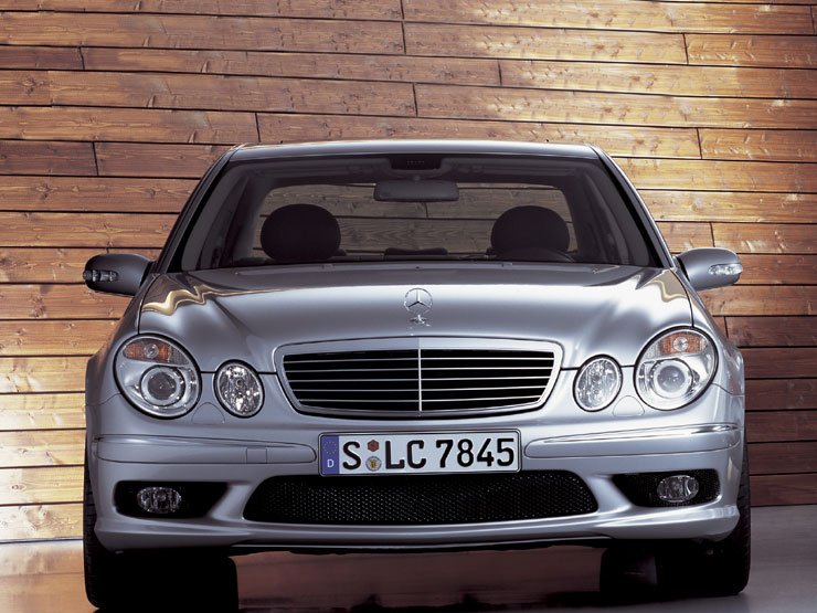 5985_58478_1000x700.jpg | Vezess | Vezess Nagyobb kanyarsebesség, rövidebb fékút, izgalmasabb hangzás jellemzi az E 350 AMG-t