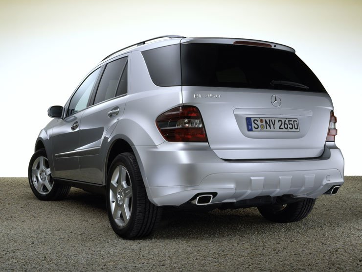 5985_58479_1000x700.jpg | Vezess | Vezess 8,5x19-es könnyűfém felniket és 255/50 R 19-es gumikat kap az AMG M-osztály