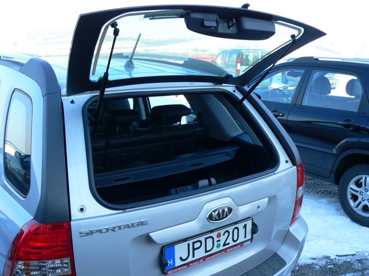 A szélvédő külön nyitható a csomagtérajtón