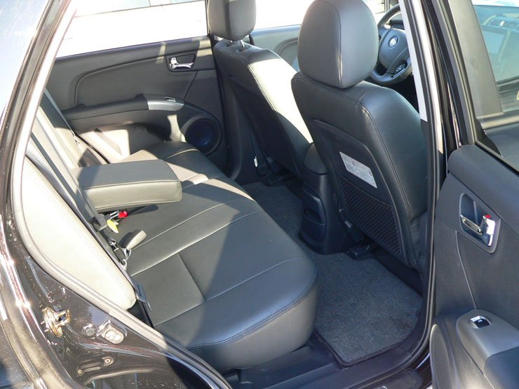 Tágas a belső. Három felnőtt is elfér a hátsó sorban