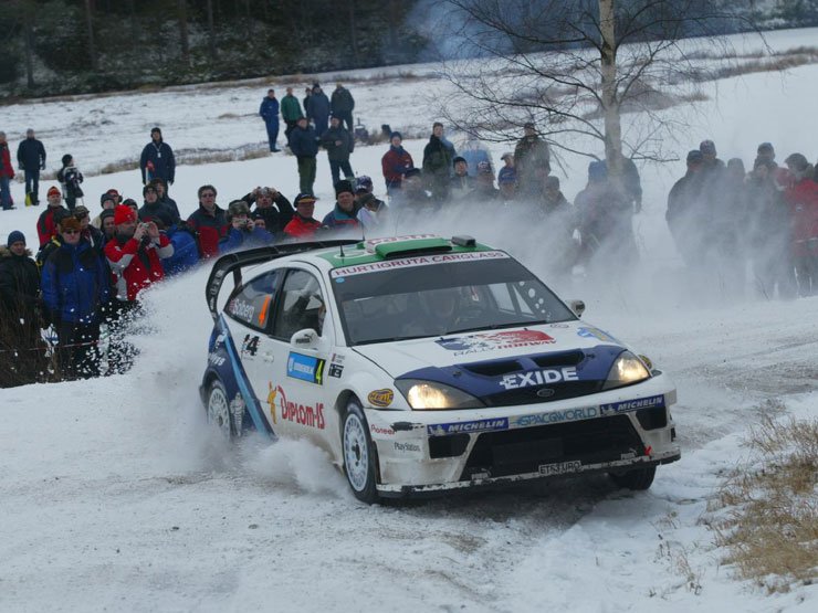 Henning Solberg jó időket autózva tartja magát a pontszerző helyen