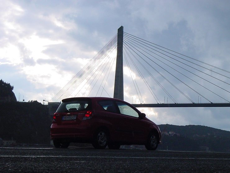 Ahogy a Matiz és a többi Kalos-é is, a 3-ajtós modell formája is Giorgetto Giugiaro-nak köszönhető