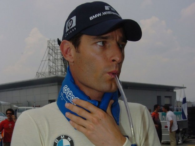 Webber törött bordával versenyzett