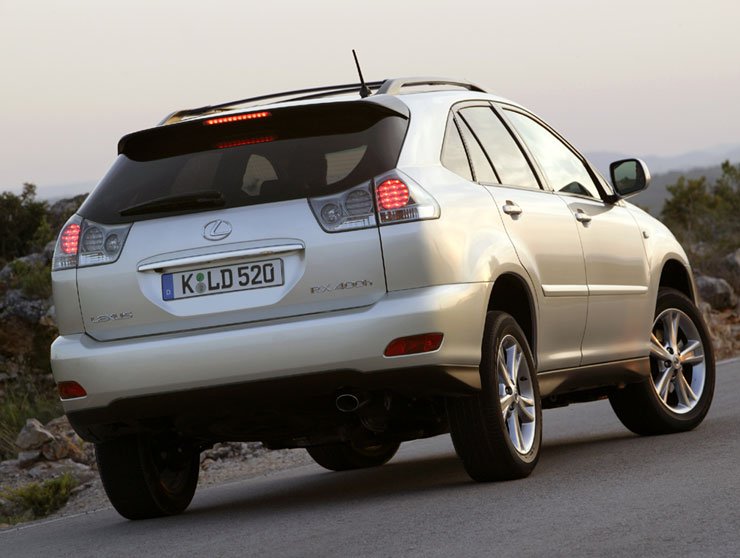 V8-as benzines és villanymotorral a jövőben 400 lóerő feletti összteljesítmény is elképzelhető a Lexus csúcsmodellekben