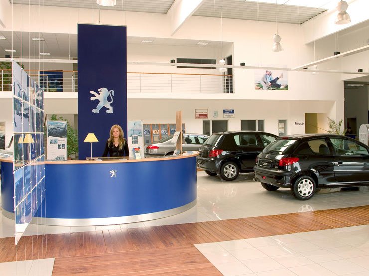 12 autó fér el az 530 négyzetméteres bemutatóteremben