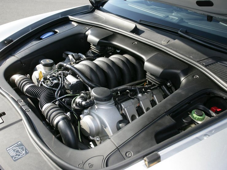 A 4,5 literes V8-as blokk 700 lóerőt és 850 newtonmétert tud a beavatkozás után. A sebességrekordhoz a Shell 100-as oktánszámú benzinét használták